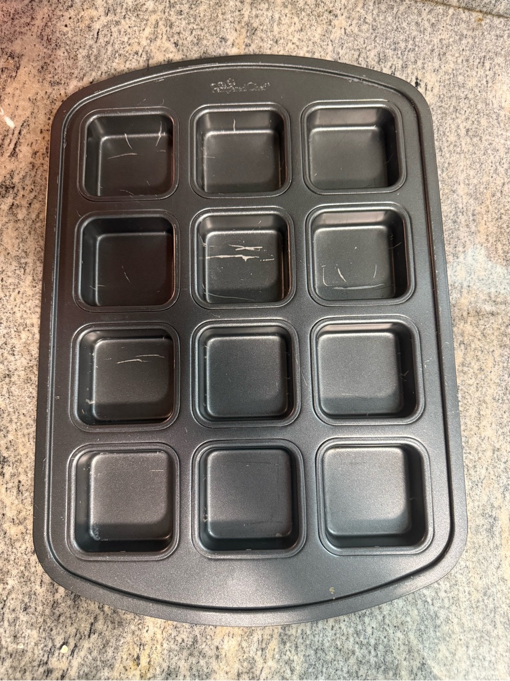 Pampered Chef Nonstick Square 12-Cup brownie pan- Black